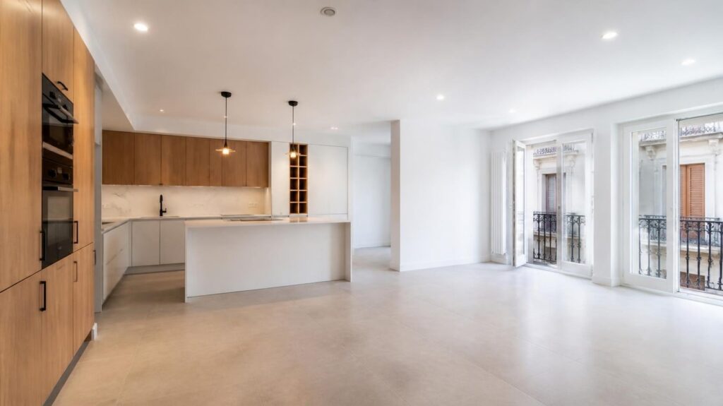 Cocina y salón de un piso reformado en Gijón